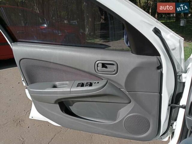 Белый Ниссан Альмера, объемом двигателя 1.6 л и пробегом 140 тыс. км за 6300 $, фото 9 на Automoto.ua