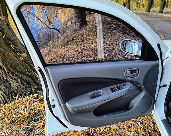 Белый Ниссан Альмера, объемом двигателя 1.6 л и пробегом 144 тыс. км за 6200 $, фото 16 на Automoto.ua