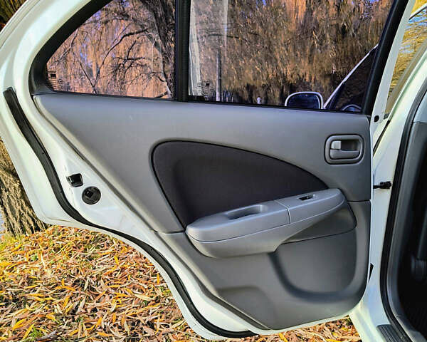 Белый Ниссан Альмера, объемом двигателя 1.6 л и пробегом 144 тыс. км за 6200 $, фото 18 на Automoto.ua