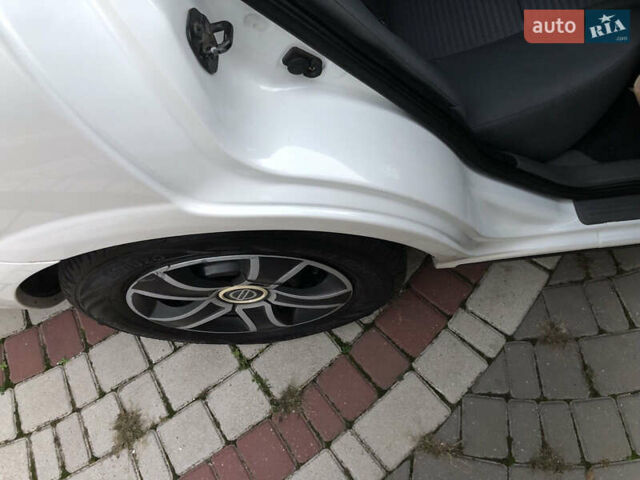 Белый Ниссан Альмера, объемом двигателя 1.6 л и пробегом 187 тыс. км за 5300 $, фото 32 на Automoto.ua