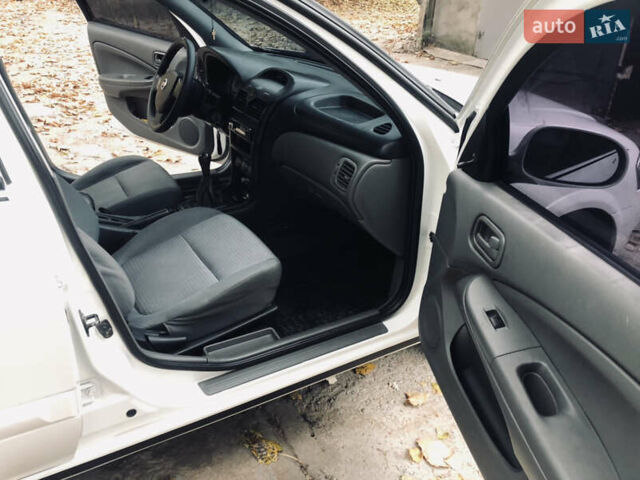 Белый Ниссан Альмера, объемом двигателя 1.6 л и пробегом 187 тыс. км за 5300 $, фото 21 на Automoto.ua