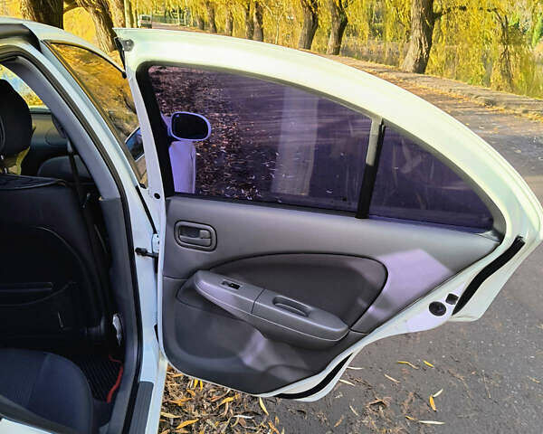 Белый Ниссан Альмера, объемом двигателя 1.6 л и пробегом 144 тыс. км за 6200 $, фото 17 на Automoto.ua