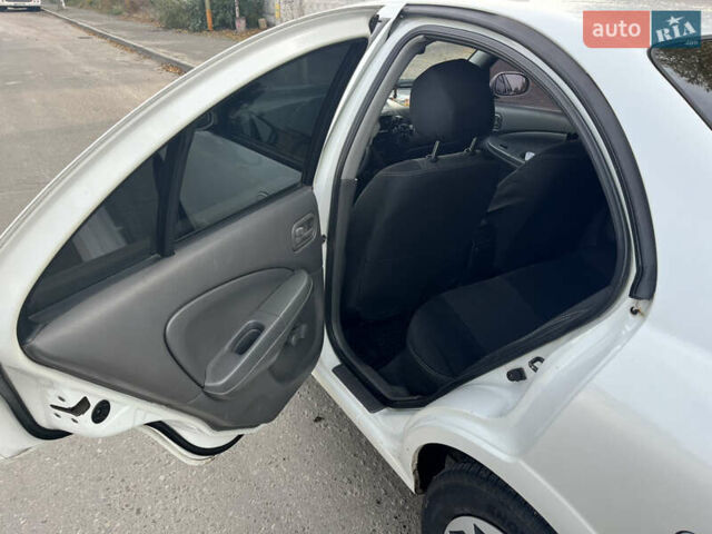 Белый Ниссан Альмера, объемом двигателя 1.6 л и пробегом 313 тыс. км за 4700 $, фото 12 на Automoto.ua