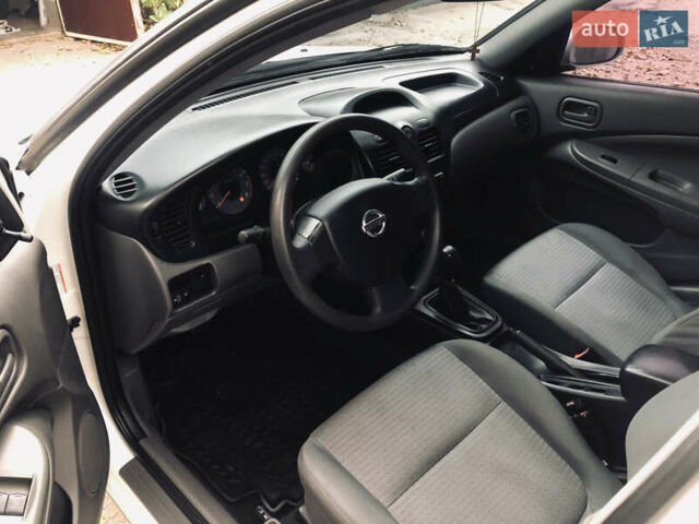 Белый Ниссан Альмера, объемом двигателя 1.6 л и пробегом 187 тыс. км за 5300 $, фото 17 на Automoto.ua