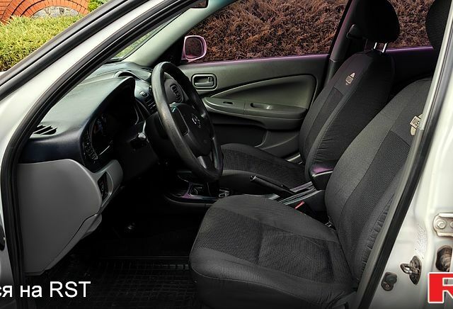 Белый Ниссан Альмера, объемом двигателя 1.6 л и пробегом 212 тыс. км за 4600 $, фото 6 на Automoto.ua