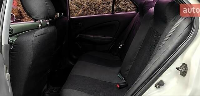 Белый Ниссан Альмера, объемом двигателя 1.6 л и пробегом 212 тыс. км за 4600 $, фото 5 на Automoto.ua