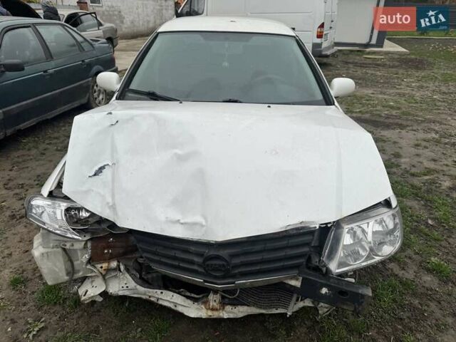 Белый Ниссан Альмера, объемом двигателя 1.6 л и пробегом 200 тыс. км за 1650 $, фото 1 на Automoto.ua