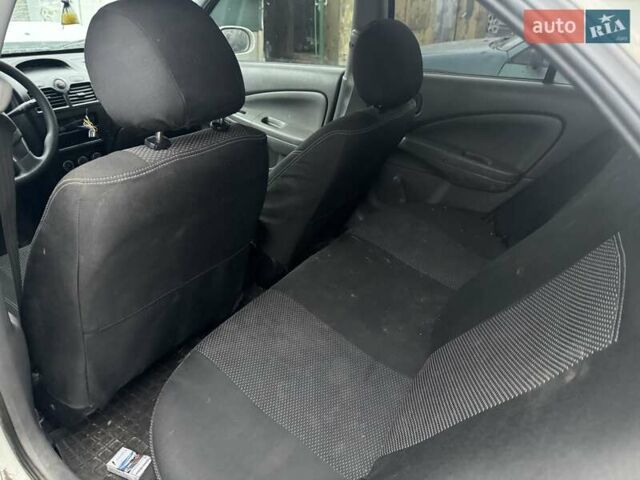 Белый Ниссан Альмера, объемом двигателя 1.6 л и пробегом 200 тыс. км за 1650 $, фото 9 на Automoto.ua