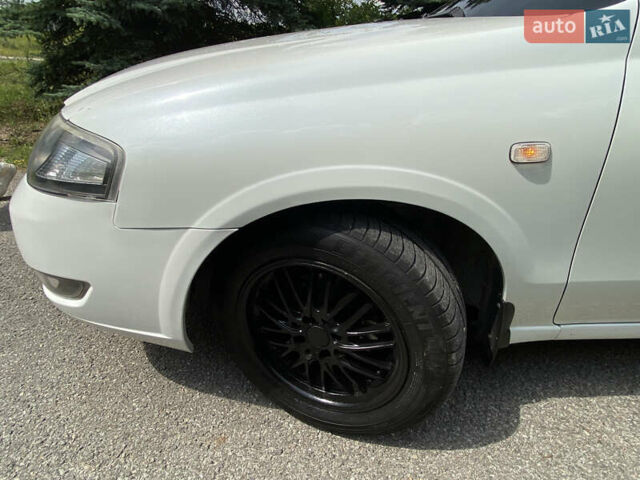 Белый Ниссан Альмера, объемом двигателя 1.6 л и пробегом 207 тыс. км за 5500 $, фото 6 на Automoto.ua