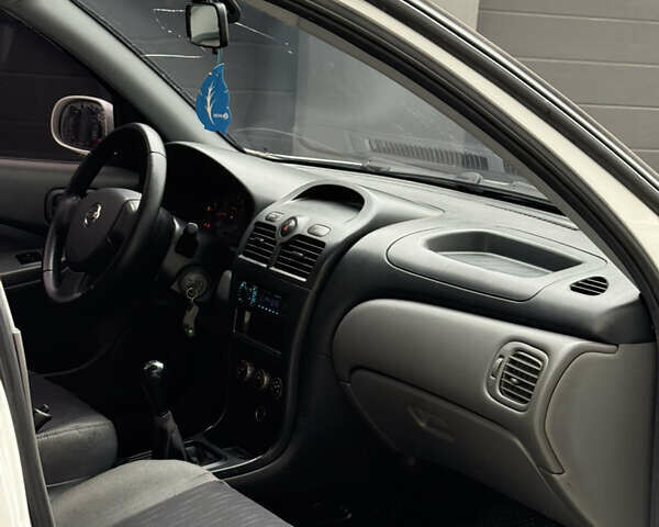 Белый Ниссан Альмера, объемом двигателя 1.6 л и пробегом 220 тыс. км за 4700 $, фото 19 на Automoto.ua