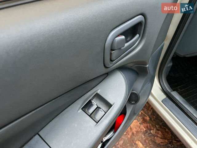 Бежевий Ніссан Альмера, об'ємом двигуна 1.6 л та пробігом 315 тис. км за 4290 $, фото 9 на Automoto.ua