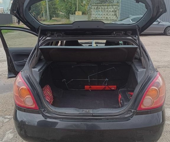 Черный Ниссан Альмера, объемом двигателя 1.5 л и пробегом 205 тыс. км за 3700 $, фото 4 на Automoto.ua