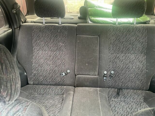 Красный Ниссан Альмера, объемом двигателя 1.6 л и пробегом 30 тыс. км за 1550 $, фото 4 на Automoto.ua