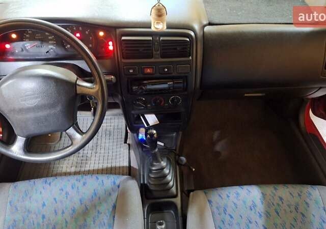 Красный Ниссан Альмера, объемом двигателя 1.39 л и пробегом 29 тыс. км за 2250 $, фото 8 на Automoto.ua