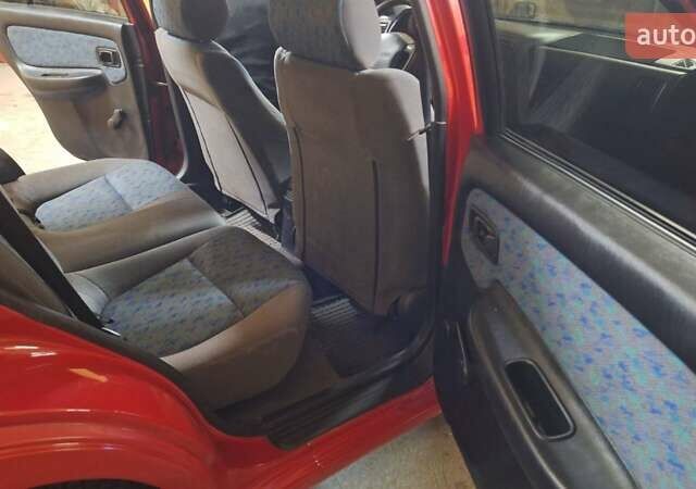 Красный Ниссан Альмера, объемом двигателя 1.39 л и пробегом 29 тыс. км за 2250 $, фото 6 на Automoto.ua
