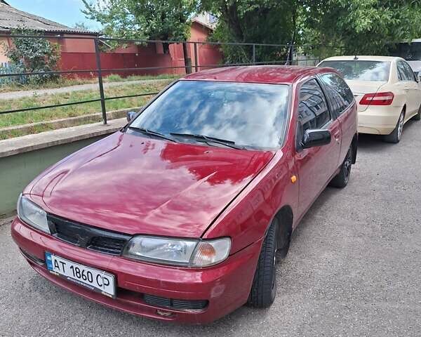 Красный Ниссан Альмера, объемом двигателя 1.39 л и пробегом 225 тыс. км за 2250 $, фото 2 на Automoto.ua