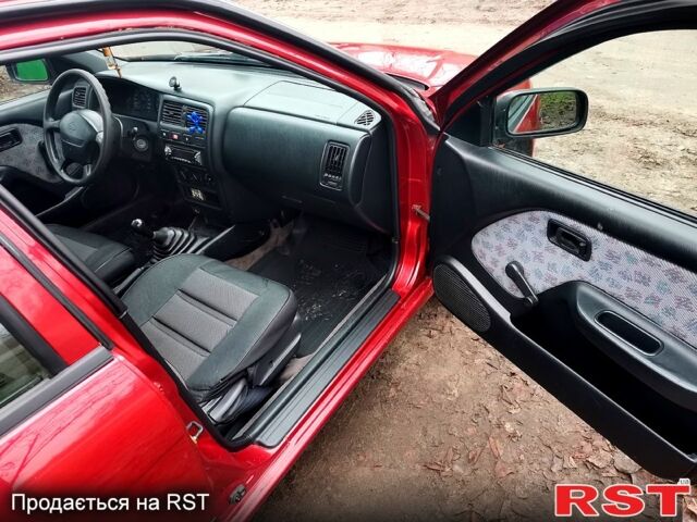 Красный Ниссан Альмера, объемом двигателя 1.4 л и пробегом 174 тыс. км за 2300 $, фото 7 на Automoto.ua