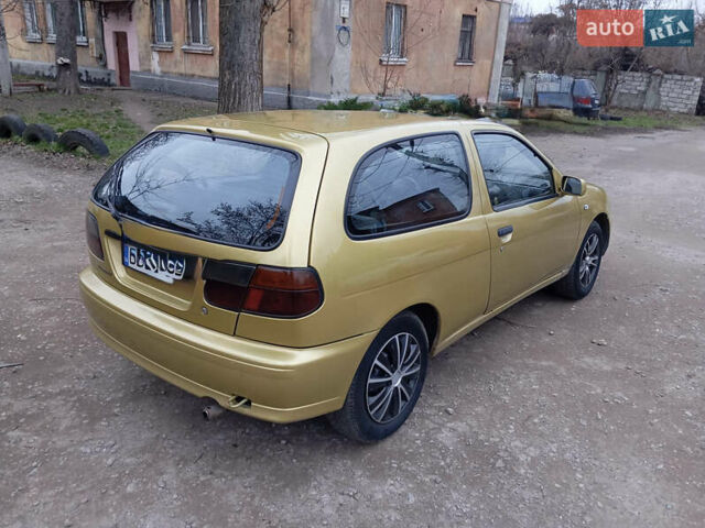Желтый Ниссан Альмера, объемом двигателя 1.4 л и пробегом 280 тыс. км за 2700 $, фото 4 на Automoto.ua