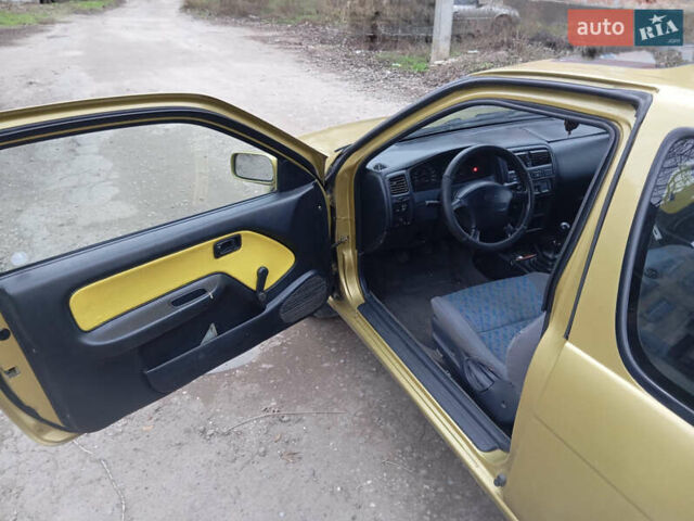 Желтый Ниссан Альмера, объемом двигателя 1.4 л и пробегом 280 тыс. км за 2700 $, фото 3 на Automoto.ua