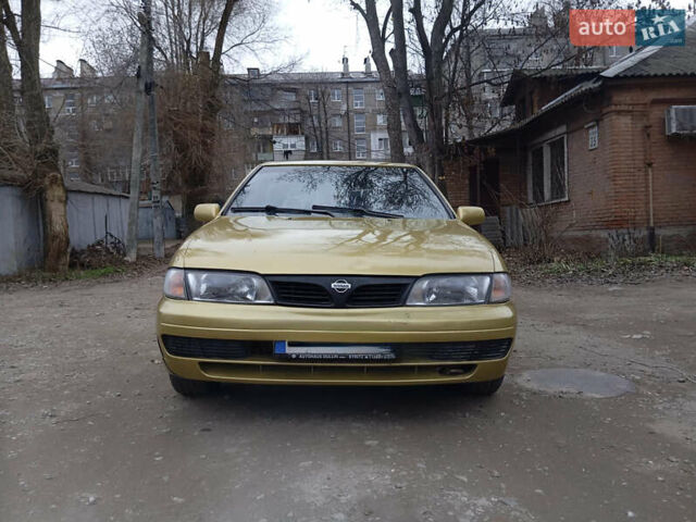 Желтый Ниссан Альмера, объемом двигателя 1.4 л и пробегом 280 тыс. км за 2700 $, фото 1 на Automoto.ua