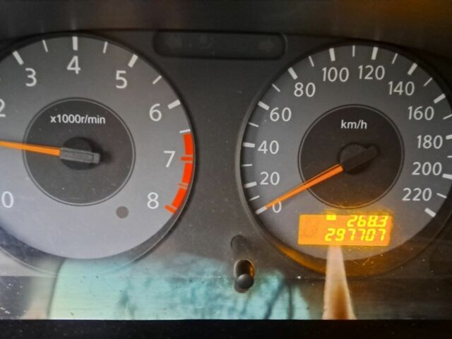 Желтый Ниссан Альмера, объемом двигателя 1.8 л и пробегом 298 тыс. км за 2700 $, фото 4 на Automoto.ua