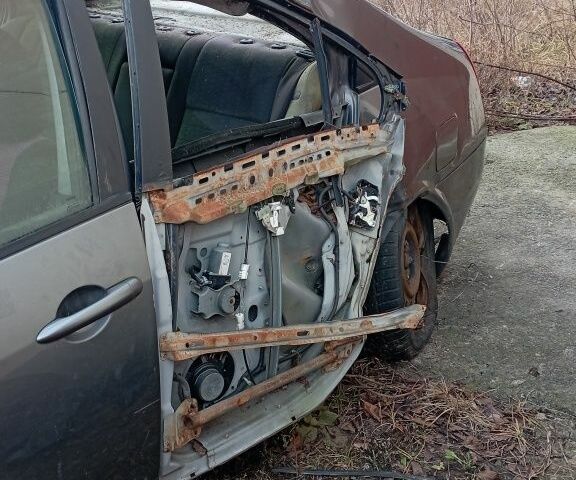 Серый Ниссан Альмера, объемом двигателя 1.6 л и пробегом 300 тыс. км за 800 $, фото 3 на Automoto.ua