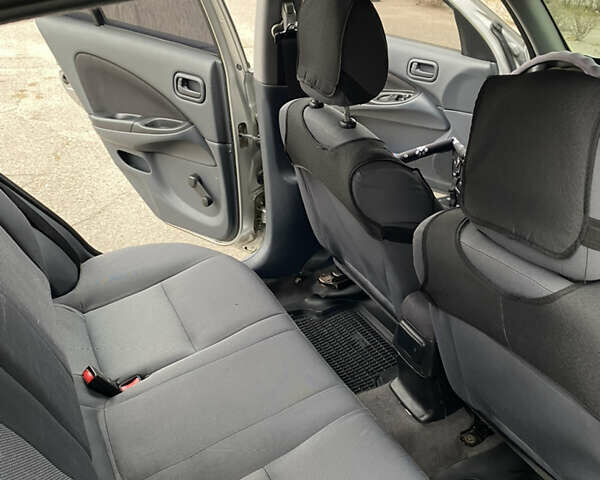 Серый Ниссан Альмера, объемом двигателя 1.5 л и пробегом 256 тыс. км за 4350 $, фото 5 на Automoto.ua