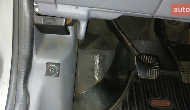 Серый Ниссан Альмера, объемом двигателя 1.5 л и пробегом 380 тыс. км за 2100 $, фото 8 на Automoto.ua