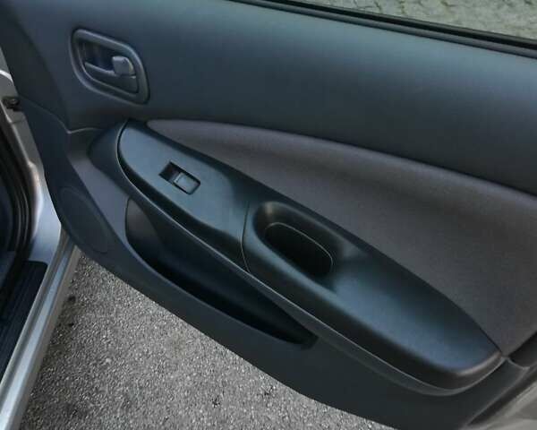 Серый Ниссан Альмера, объемом двигателя 1.5 л и пробегом 180 тыс. км за 4000 $, фото 3 на Automoto.ua