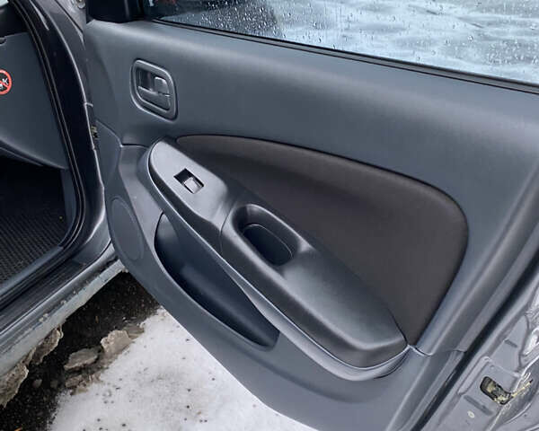 Серый Ниссан Альмера, объемом двигателя 1.5 л и пробегом 265 тыс. км за 1800 $, фото 4 на Automoto.ua