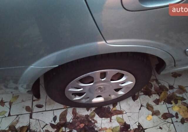 Сірий Ніссан Альмера, об'ємом двигуна 1.6 л та пробігом 240 тис. км за 4000 $, фото 4 на Automoto.ua