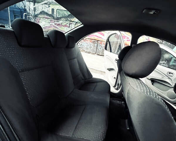 Серый Ниссан Альмера, объемом двигателя 1.6 л и пробегом 250 тыс. км за 4300 $, фото 8 на Automoto.ua