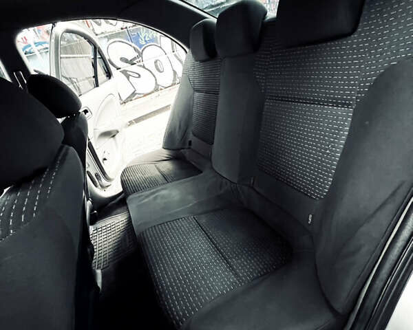 Серый Ниссан Альмера, объемом двигателя 1.6 л и пробегом 250 тыс. км за 4300 $, фото 9 на Automoto.ua