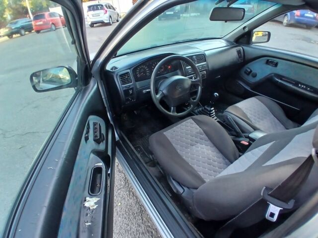 Серый Ниссан Альмера, объемом двигателя 1.6 л и пробегом 300 тыс. км за 599 $, фото 2 на Automoto.ua