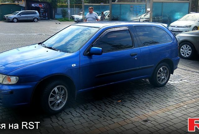 Синий Ниссан Альмера, объемом двигателя 1.4 л и пробегом 350 тыс. км за 2800 $, фото 2 на Automoto.ua