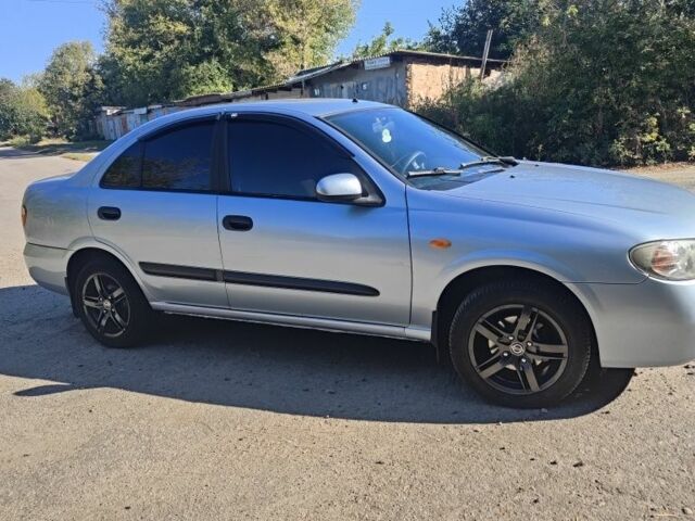 Синий Ниссан Альмера, объемом двигателя 1.5 л и пробегом 999 тыс. км за 3900 $, фото 1 на Automoto.ua