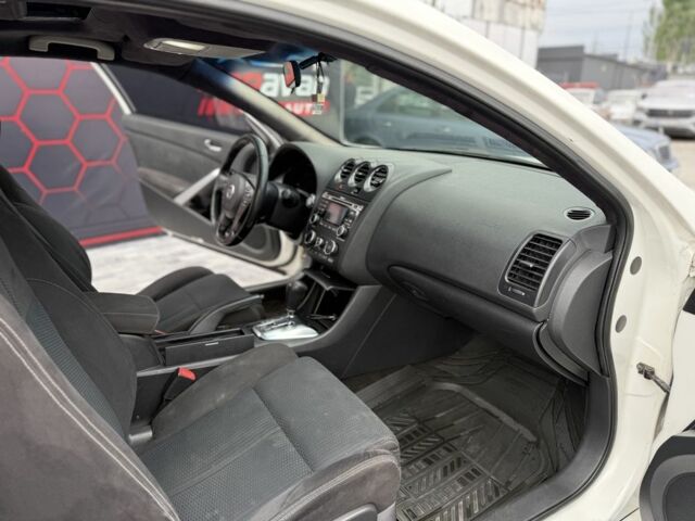 Білий Ніссан Альтіма, об'ємом двигуна 2.5 л та пробігом 155 тис. км за 7999 $, фото 19 на Automoto.ua