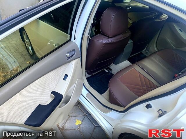 Белый Ниссан Альтима, объемом двигателя 2.5 л и пробегом 220 тыс. км за 5700 $, фото 2 на Automoto.ua