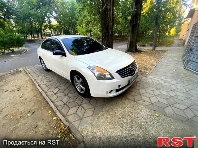 Белый Ниссан Альтима, объемом двигателя 2.5 л и пробегом 220 тыс. км за 5700 $, фото 1 на Automoto.ua