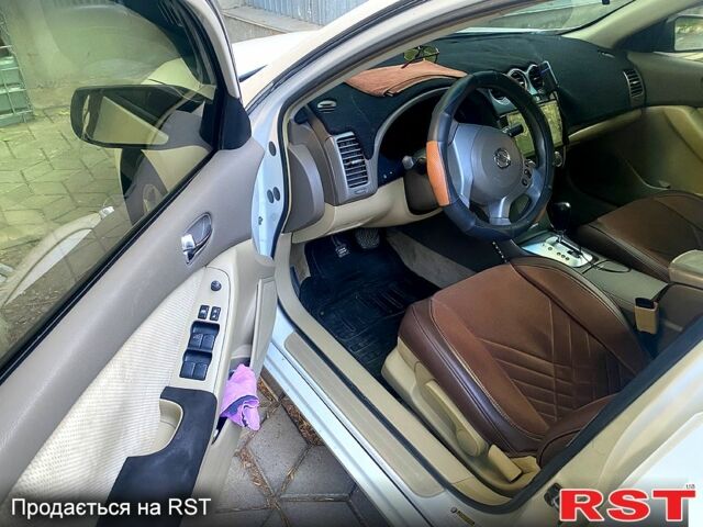 Белый Ниссан Альтима, объемом двигателя 2.5 л и пробегом 220 тыс. км за 5700 $, фото 3 на Automoto.ua