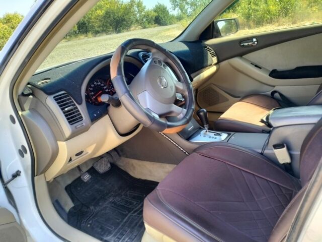 Білий Ніссан Альтіма, об'ємом двигуна 2.5 л та пробігом 221 тис. км за 6500 $, фото 4 на Automoto.ua