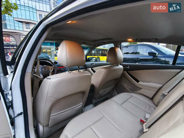 Белый Ниссан Альтима, объемом двигателя 2.49 л и пробегом 251 тыс. км за 7900 $, фото 17 на Automoto.ua