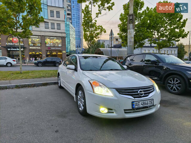 Белый Ниссан Альтима, объемом двигателя 2.49 л и пробегом 251 тыс. км за 7900 $, фото 3 на Automoto.ua