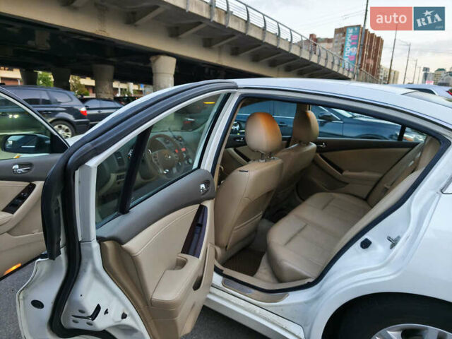 Белый Ниссан Альтима, объемом двигателя 2.49 л и пробегом 251 тыс. км за 7900 $, фото 9 на Automoto.ua