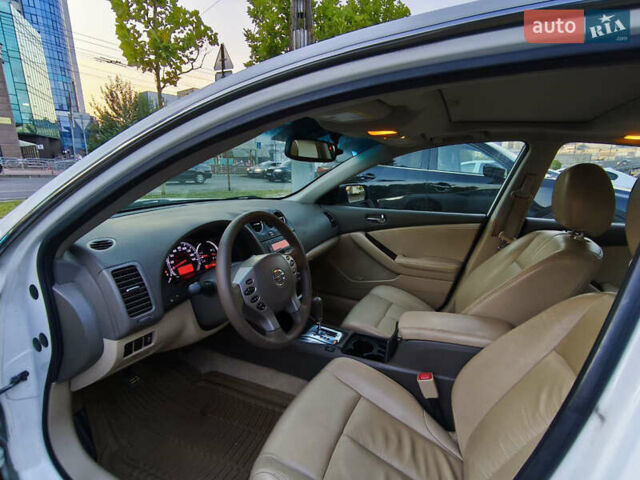 Белый Ниссан Альтима, объемом двигателя 2.49 л и пробегом 251 тыс. км за 7900 $, фото 20 на Automoto.ua