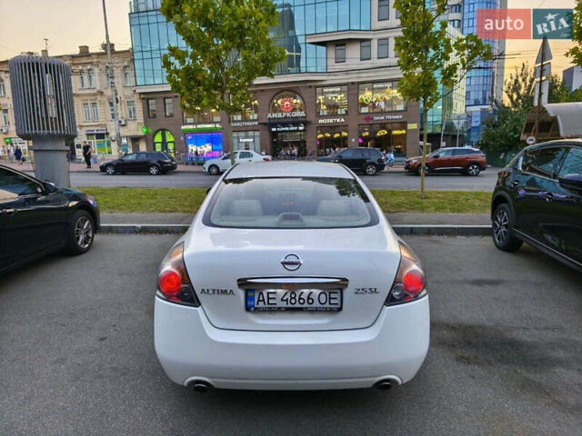 Белый Ниссан Альтима, объемом двигателя 2.49 л и пробегом 251 тыс. км за 7900 $, фото 6 на Automoto.ua