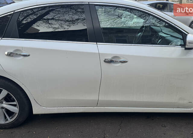 Белый Ниссан Альтима, объемом двигателя 2.5 л и пробегом 168 тыс. км за 10900 $, фото 2 на Automoto.ua