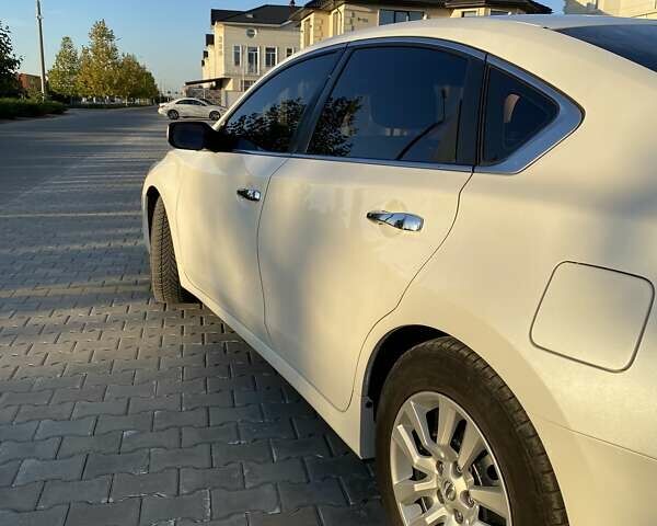 Белый Ниссан Альтима, объемом двигателя 2.5 л и пробегом 237 тыс. км за 9200 $, фото 3 на Automoto.ua
