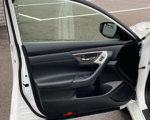 Белый Ниссан Альтима, объемом двигателя 2.5 л и пробегом 185 тыс. км за 8999 $, фото 31 на Automoto.ua