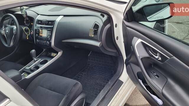 Білий Ніссан Альтіма, об'ємом двигуна 2.5 л та пробігом 121 тис. км за 10000 $, фото 4 на Automoto.ua